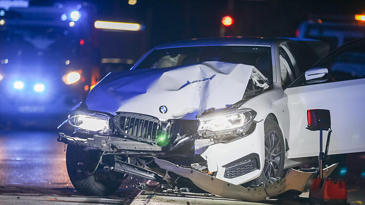 Fahrer fährt in Bayreuth gegen Ampel und schläft ein