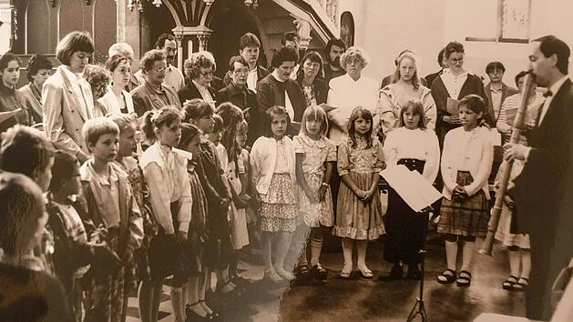 Der Jugendchor war bei allen Auftritten der Kantorei mit dabei. Das Foto entstand Anfang der neunziger Jahre bei einem gemeinsamen Auftritt mit &auml;lteren Kantorei-Mitgliedern und Kinderchorkindern und Chorleiter Ingo Hahn.