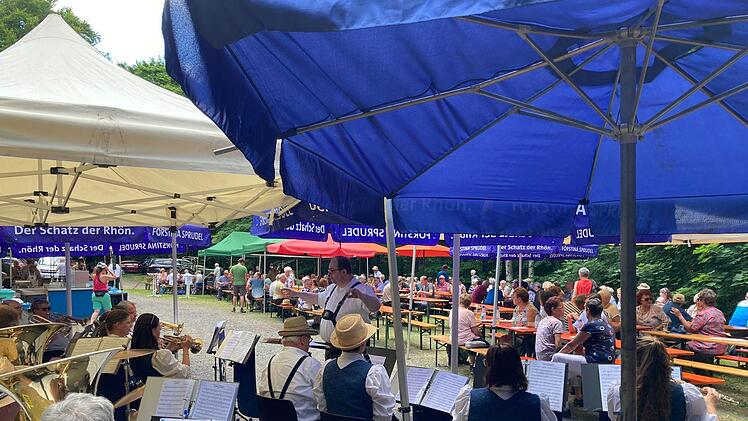 50 Jahre gibt des den Rhönklub Zweigverein Oberbach. Das wurde an der  Hütte des Vereins gefeiert.