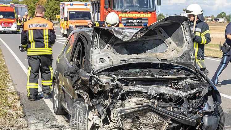 Schwerer Unfall auf der B4 im Kreis Bamberg: Auto brennt komplett aus