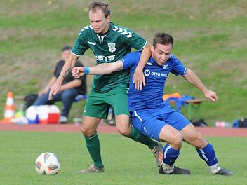 Ein umkämpftes Remis gab es beim Duell des FC 06 Bad Kissingen gegen den TSV Großbardorf II. Der Kissinger Jakob Fischer (rechts) und Lukas Bauer kämpfen mit vollem Einsatz um den Ball. Foto: ssp