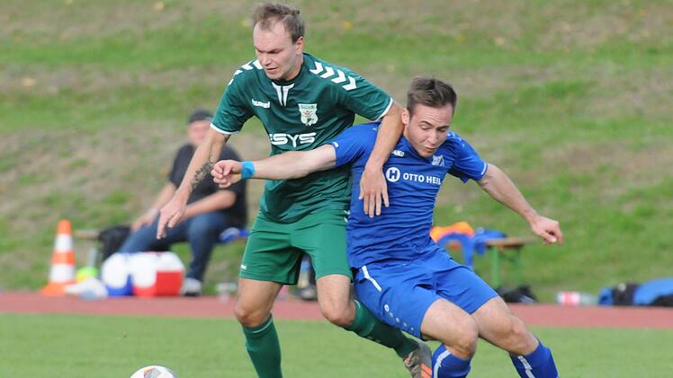 Ein umkämpftes Remis gab es beim Duell des FC 06 Bad Kissingen gegen den TSV Großbardorf II. Der Kissinger Jakob Fischer (rechts) und Lukas Bauer kämpfen mit vollem Einsatz um den Ball. Foto: ssp