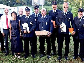 Die geehrten Feuerwehrmänner mit (von links) Kreisbrandrat Timm Vogler, dem Vorsitzenden der Feuerwehr Mainroth, Manfred Hofmann, Landrat Christian Meißner, Bürgermeisterin Christine Frieß, Zweitem Vorsitzenden Rolf Huber, Ronald Küffner, Michael ...