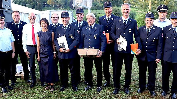 Die geehrten Feuerwehrmänner mit (von links) Kreisbrandrat Timm Vogler, dem Vorsitzenden der Feuerwehr Mainroth, Manfred Hofmann, Landrat Christian Meißner, Bürgermeisterin Christine Frieß, Zweitem Vorsitzenden Rolf Huber, Ronald Küffner, Michael ...