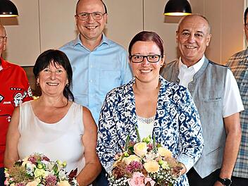 (V.l.) Ehrenkreisbrandrat Siegfried Kerner, Margit Mager, Kreisbrandrat Thilo Kraus, Leiterin Brandschutzerziehung Bianca Zapf, stellv. Landrat Robert H&uuml;mmer und stellv. Leiter Brandschutzerziehung Peter H&ouml;nninger. Roland Dietz