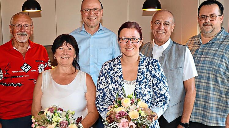(V.l.) Ehrenkreisbrandrat Siegfried Kerner, Margit Mager, Kreisbrandrat Thilo Kraus, Leiterin Brandschutzerziehung Bianca Zapf, stellv. Landrat Robert H&uuml;mmer und stellv. Leiter Brandschutzerziehung Peter H&ouml;nninger. Roland Dietz