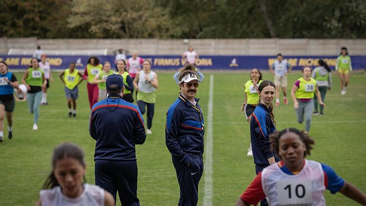 Den Lady Greyhounds gehen die Spielerinnen aus: Ted Lasso (Jason Sudeikis) und Coach Alice Chilton (Tanya Reynolds) ergreifen ungew&ouml;hnliche Ma&szlig;nahmen, um den Kader aufzuf&uuml;llen.