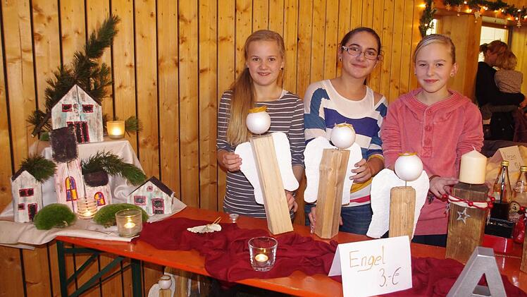 Paula, Jana und Julia (von links) verkauften selbstgefertigte weihnachtliche Bastelarbeiten. Foto: Heike Schülein