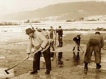 Eismachen in Untersteinach. Das gab es im Frankenwald bis in die 50er Jahre des letzten Jahrhunderts.  Foto: pr
