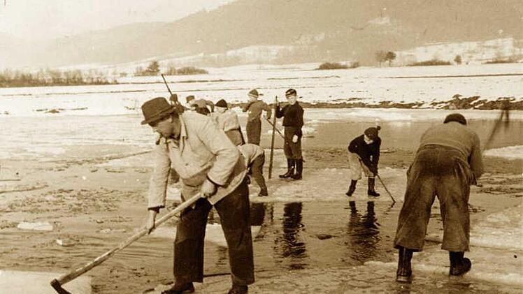 Eismachen in Untersteinach. Das gab es im Frankenwald bis in die 50er Jahre des letzten Jahrhunderts.  Foto: pr