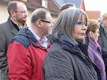 Die Mitglieder des Eggolsheimer Bauausschusses machen sich einen Eindruck von geplanten Bauprojekten.  Foto: Lengenfelder