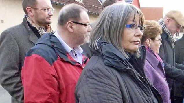 Die Mitglieder des Eggolsheimer Bauausschusses machen sich einen Eindruck von geplanten Bauprojekten.  Foto: Lengenfelder