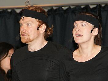 Mit ihrem heiteren Spiel brachten Heidi Lehnert und Benjamin Bochmann den Kindern "Ein Sommernachtstraum" näher. Fotos: Sabine Weinbeer