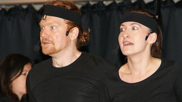 Mit ihrem heiteren Spiel brachten Heidi Lehnert und Benjamin Bochmann den Kindern "Ein Sommernachtstraum" näher. Fotos: Sabine Weinbeer