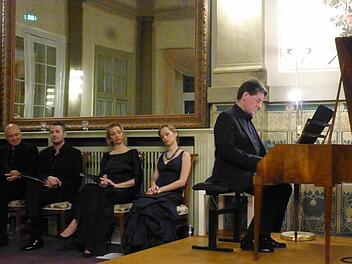 Eine Situation wie in den Pariser Salons, als Chopin noch selbst am Flügel saß: Anna Lucia Richter, Olivia Vermeulen, Karol Kozlowski und Andreas Schmidt warten auf ihren Einsatz, während Wolfgang Brunner auf dem Hammerflügel eine Mazurka spielt. Foto: Ahnert