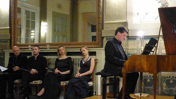 Eine Situation wie in den Pariser Salons, als Chopin noch selbst am Flügel saß: Anna Lucia Richter, Olivia Vermeulen, Karol Kozlowski und Andreas Schmidt warten auf ihren Einsatz, während Wolfgang Brunner auf dem Hammerflügel eine Mazurka spielt. Foto: Ahnert