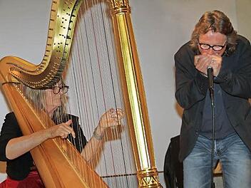 Begeisterten ihr Publikum: Lilo Kraus und Chris Schmitt bei ihrem Konzert in der ehemaligen Synagoge in Lichtenfels.  Foto: Gerda Völk