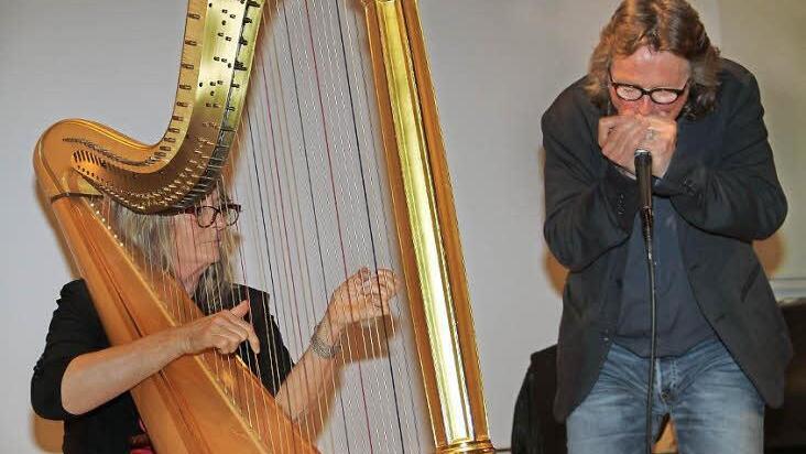 Begeisterten ihr Publikum: Lilo Kraus und Chris Schmitt bei ihrem Konzert in der ehemaligen Synagoge in Lichtenfels.  Foto: Gerda Völk