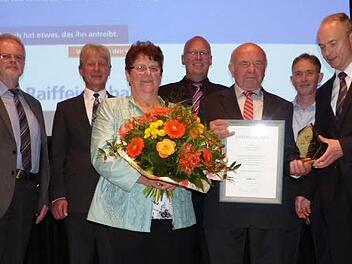 Hans Schramm wurde nach 33 Jahren aus dem Aufsichtsratsgremium verabschiedet. Sein Nachfolger ist Josef Löffler. Unser Bild zeigt (von links) Oberrevisor Hans Günther Kaiser, Vorstand Peter Girndt, Sieglinde Schramm, Aufsichtsratsvorsitzenden Frank Wunner, Hans Schramm, Josef Löffler und Vorstandsvorsitzenden Ralph Goller. Foto: Klaus Peter Wulf