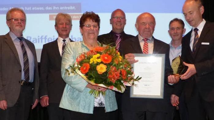 Hans Schramm wurde nach 33 Jahren aus dem Aufsichtsratsgremium verabschiedet. Sein Nachfolger ist Josef Löffler. Unser Bild zeigt (von links) Oberrevisor Hans Günther Kaiser, Vorstand Peter Girndt, Sieglinde Schramm, Aufsichtsratsvorsitzenden Frank Wunner, Hans Schramm, Josef Löffler und Vorstandsvorsitzenden Ralph Goller. Foto: Klaus Peter Wulf