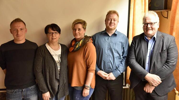Die Vorstandschaft des TV Königsberg für die kommenden zwei Jahre zusammen mit Bürgermeister Claus Bittenbrünn (rechts) - von links: Jonas Zieg (2. Vorsitzender), Dunja Denner (Schriftführerin), Christine Nübler (Kassiererin), Johannes Burkard (1. Vorsitzender)