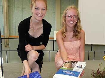 Mit der Traumnote 1,0 legten Corinna Mytzka (links) und Felicitas Baumann ihr Abitur ab.  Foto: Werner Reißaus