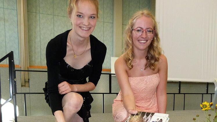 Mit der Traumnote 1,0 legten Corinna Mytzka (links) und Felicitas Baumann ihr Abitur ab.  Foto: Werner Reißaus