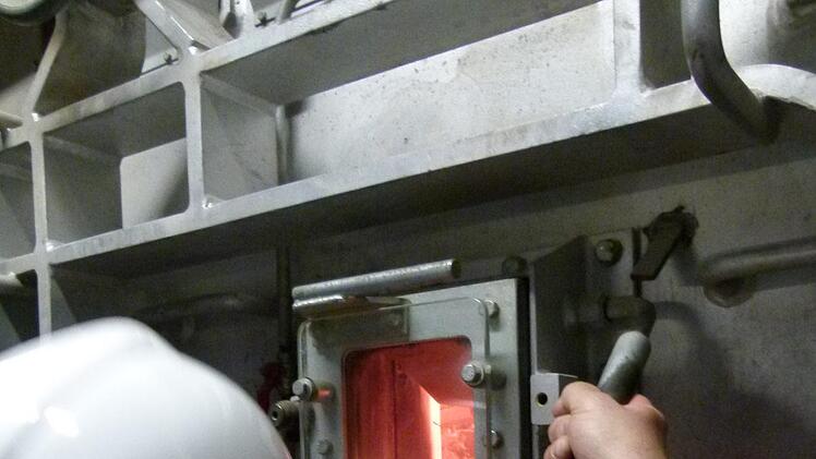 Faszinierter Blick ins Feuer, in dem der Restmüll verbrannt wird.