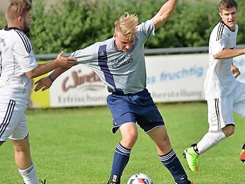 Christian Popp (li.) musste gegen Sambach/Steppach II als Libero aushelfen und fehlte dem FSV-Angriff. Daniel Raicu (re.) kompensierte das mit seinen zwei Treffern.  Foto: Picturedreams/Archiv