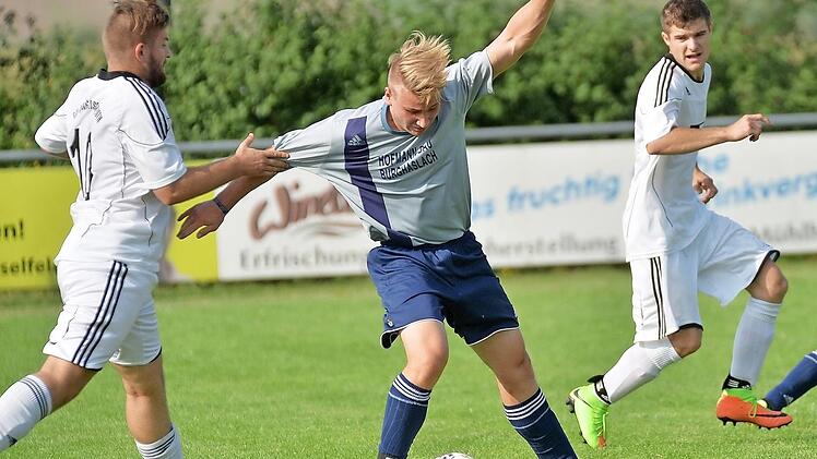 Christian Popp (li.) musste gegen Sambach/Steppach II als Libero aushelfen und fehlte dem FSV-Angriff. Daniel Raicu (re.) kompensierte das mit seinen zwei Treffern.  Foto: Picturedreams/Archiv