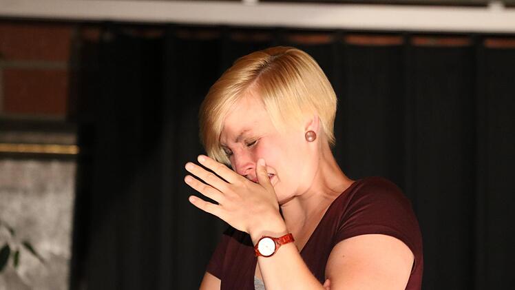 Die Theatergruppe Kompassion des Franz-Miltenberger-Gymnasiums  spielte die Farce "Benefiz. Jeder rettet einen Afrikaner" von Ingrid Lausund. Foto: Sebastian Schmitt