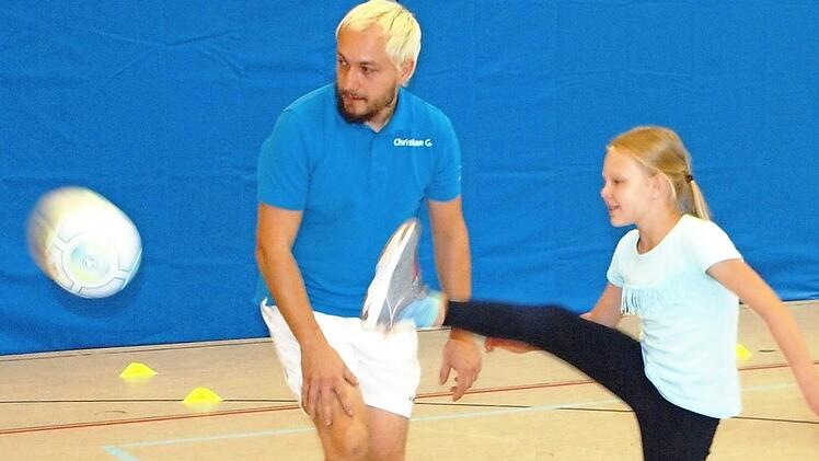 Kick it like Beckham: die achtjährige Nele lässt einen gewaltigen Schuss auf die Torwand los.