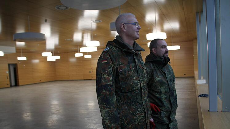 Oberstleutnant Roman Jähnel  (links) und Oberstleutnant Christoph Peschel, begutachten die laufenden Baumaßnahmen. Foto: Julia Raab