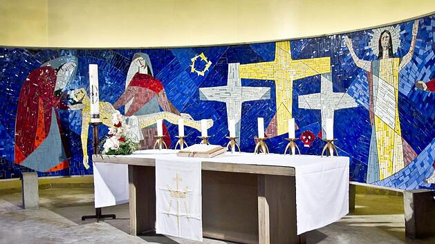 Farbenfrohes Gotteshaus: Anfang der 1960er Jahre erhielt die  Salvatorkirche ein Glasmosaik des Coburger Bildhauers K&ouml;hler. Foto: Jochen Berger