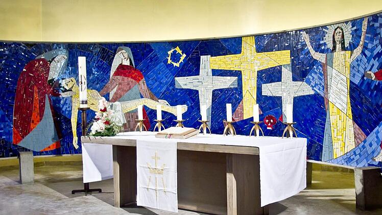 Farbenfrohes Gotteshaus: Anfang der 1960er Jahre erhielt die  Salvatorkirche ein Glasmosaik des Coburger Bildhauers Köhler. Foto: Jochen Berger