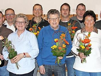 Der SCO&nbsp;&&nbsp;OGV Oberf&uuml;llbach ehrte treue Mitglieder. Das Bild zeigt von links Dritten B&uuml;rgermeister J&uuml;rgen Heymann, Sascha Faber, Vorsitzenden Peter H&uuml;ttner, Karin Lorenz, Marco Jacob, Josef Nowak, Torsten Scheler, Zweiten Vorsitzender Ralf Fertsch, Karin Seiler, Hubert Jungels und Wolfgang Becker. Foto: Kemnitzer
