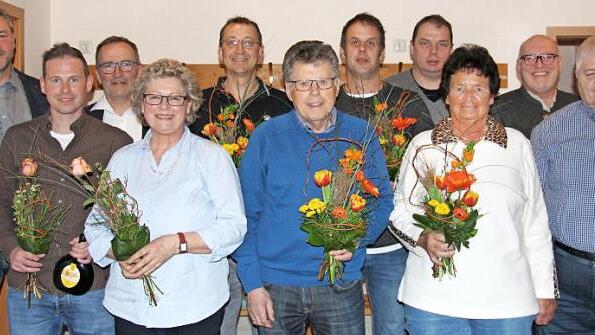 Der SCO&nbsp;&&nbsp;OGV Oberf&uuml;llbach ehrte treue Mitglieder. Das Bild zeigt von links Dritten B&uuml;rgermeister J&uuml;rgen Heymann, Sascha Faber, Vorsitzenden Peter H&uuml;ttner, Karin Lorenz, Marco Jacob, Josef Nowak, Torsten Scheler, Zweiten Vorsitzender Ralf Fertsch, Karin Seiler, Hubert Jungels und Wolfgang Becker. Foto: Kemnitzer