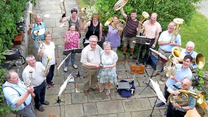 Der Posaunenchor spielte vor dem Kantorat. Leiterin Karin Schulz (vorne) gratulierte Pfarrer Peter Ahrens herzlich. Foto: Dieter Hübner