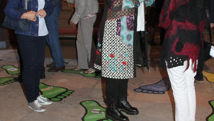 Die Fu&szlig;tritte stellten unbequeme Fragen und sollten den pers&ouml;nlichen &ouml;kologischen Fu&szlig;abdruck, den jeder Mensch hinterl&auml;sst, &uuml;berpr&uuml;fen. Foto: Sonny Adam