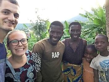 Stefan und Lisa Gieger beim Besuch einer Familie in Uganda Foto: priivat