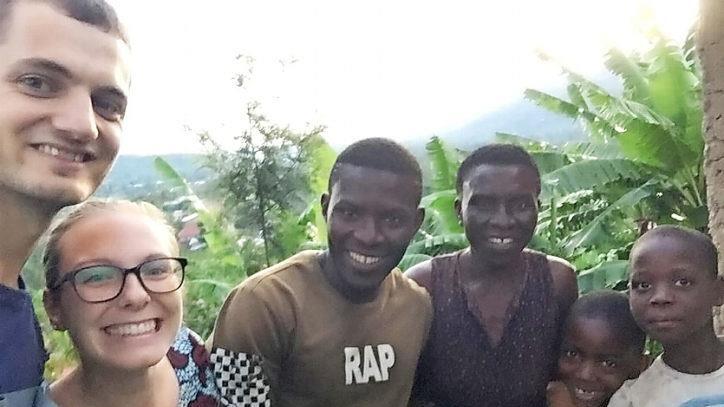 Stefan und Lisa Gieger beim Besuch einer Familie in Uganda Foto: priivat