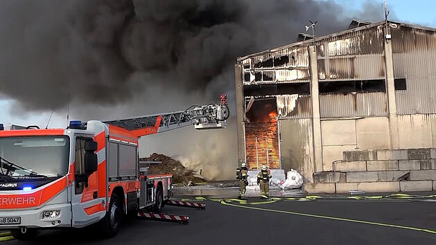 Großbrand in Lagerhalle von Kompostwerk