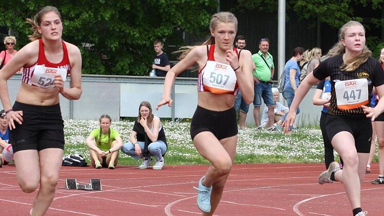 Emilia Zeitz (links, 520, TSV Münnerstadt) gewann in der M15 gleich drei Mal. Über 100 Meter wurde ihre Teamgefährtin Anne Federlein (507) Zweite.