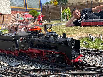 Nino Richter hat eine große  Modellbahnanlage  im Vorgarten. Foto: Jürgen Gärtner