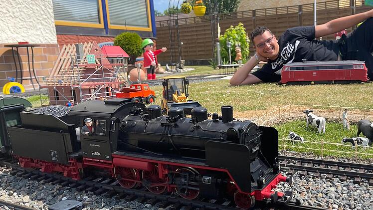 Nino Richter hat eine große  Modellbahnanlage  im Vorgarten. Foto: Jürgen Gärtner