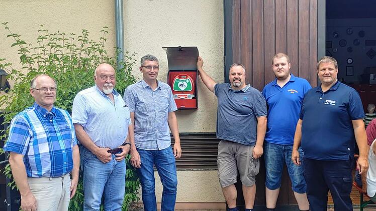 Günther Schmitt (von links, Vorsitzender Jagdgenossen Steinach-Hohn), Wolfgang Heidl (Jagdpächter und Hauptspender), Norbert Borst (2. Bürgermeister), Markus Schmitt (Projektinitiator Feuerwehr Hohn), Niklas Schmitt (Co-Vorsitzender Feuerwehr Hoh...