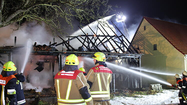 Gro&szlig;aufgebot der Feuerwehr im Einsatz: Geb&auml;ude brennt komplett nieder