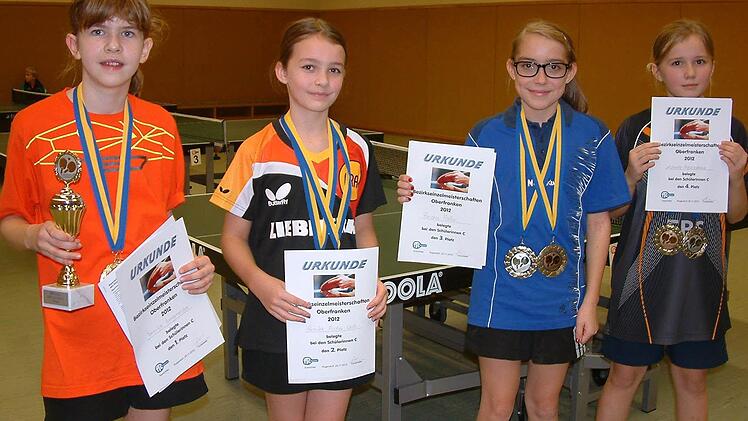 Annika Fischer-Weiß (2. von links)  vom SV Fischbach wurde im Doppel Bezirksmeister der C-Schülerinnen und im Einzel Zweite.