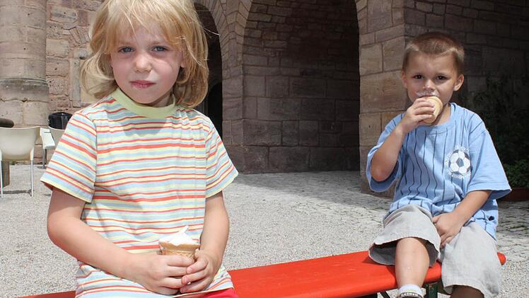 Mia und Robin (beide 4) freuen sich über das Eis, das sie bei der Ferienpass-Aktion auf der Plassenburg bekommen haben.