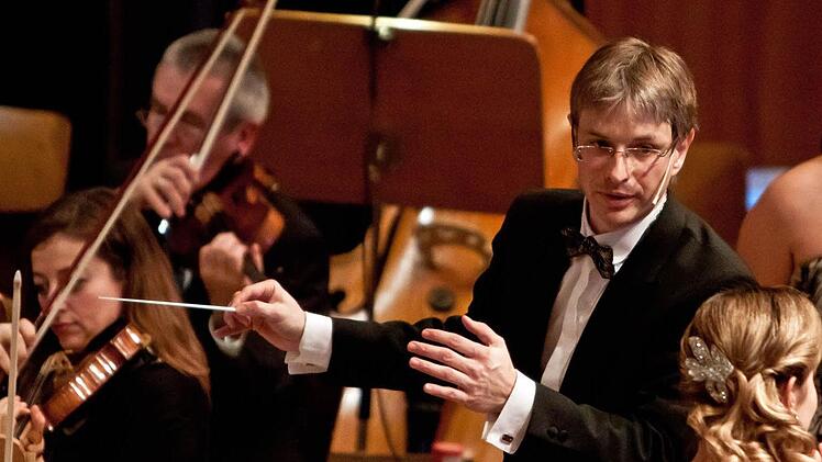 Roland Fister dirigiert das Philharmonische Orchester.Foto: Jochen Berger